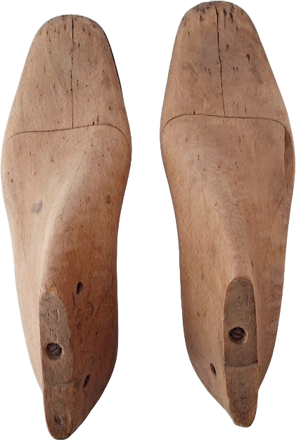 Pair of vintage cobbler's shoe molds in beech wood, adult size 41,5