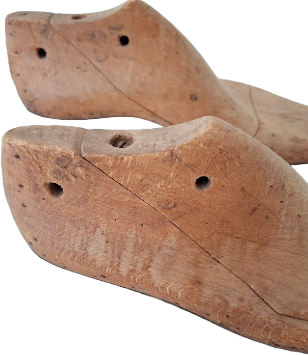 Pair of vintage cobbler's shoe molds in beech wood, adult size 41,5