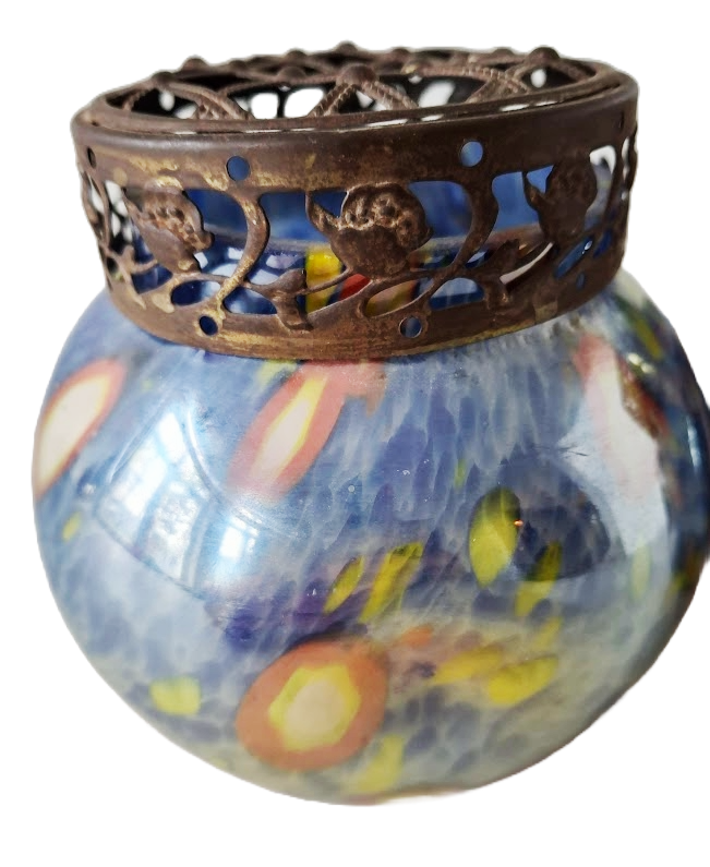 2 Bohemian Pique Fleurs in Splatter Glass, from the Art Déco period