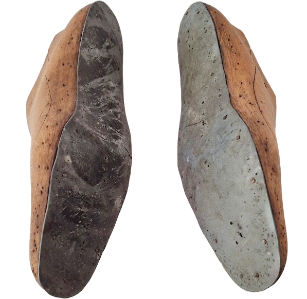 Pair of vintage cobbler's shoe molds in beech wood, adult size 41,5