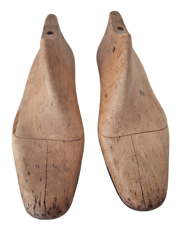 Pair of vintage cobbler's shoe molds in beech wood, adult size 41,5