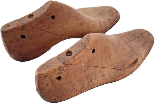 Pair of vintage cobbler's shoe molds in beech wood, adult size 41,5
